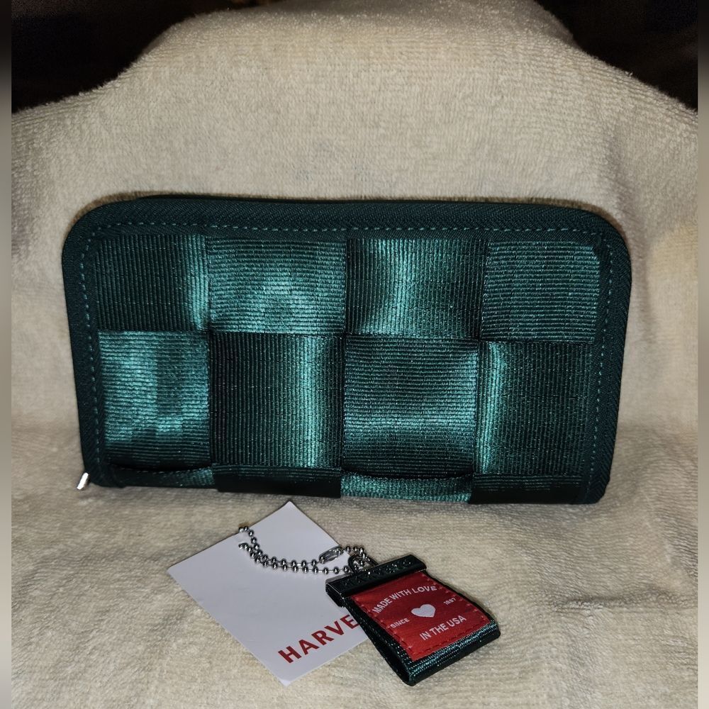 Like New! Harvey's Seatbelt Classic Green Zip Close Classic Wallet